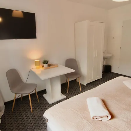 게스트하우스 Centre - 3 With Shared Bathroom 3*